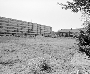 882417 Gezicht op het flatgebouw aan de Kapteynlaan te Utrecht, met rechts de Winklerlaan, vanaf het open terrein op de ...